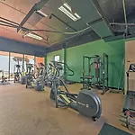 Modern Galveston Condo Pool View And Walk To Beach!