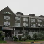 Harbor House Hotel And Marina At Pier 21