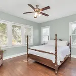 2 Kitchens,2 Living Rooms,4 Bedrooms-Close To All!