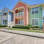 Walkable Galveston Condo Close To The Beach!