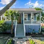 4 Blocks Fr Beach, Central Location, Pet Friendly!