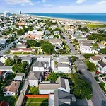 4 Blocks Fr Beach, Central Location, Pet Friendly!