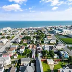 4 Blocks Fr Beach, Central Location, Pet Friendly!