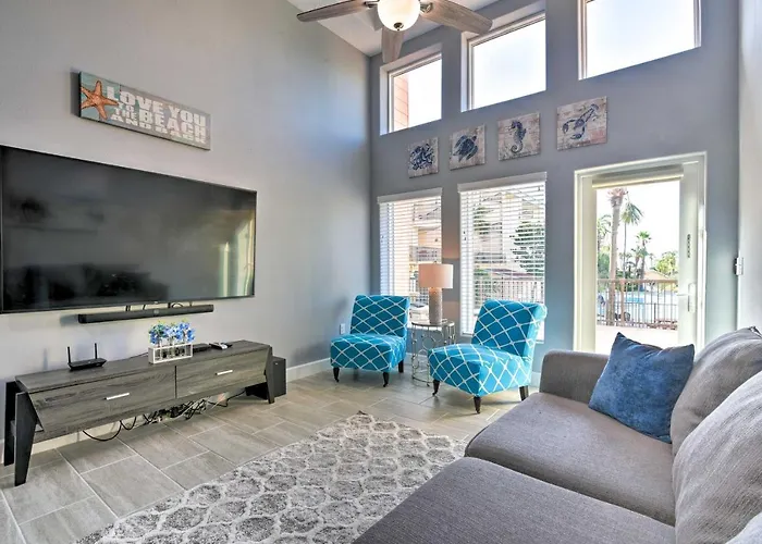 Modern Galveston Condo Pool View And Walk To Beach!