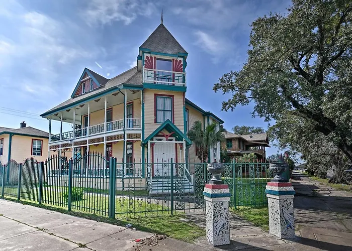 Group-Friendly Galveston Home 1 Mi To Beach!