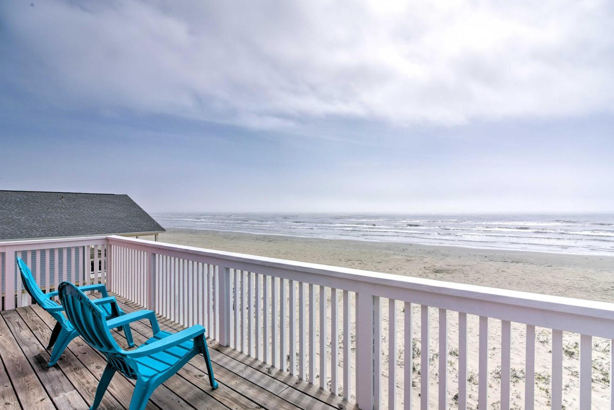 Beachfront Oasis Balconies, Ocean View! Holiday home Galveston