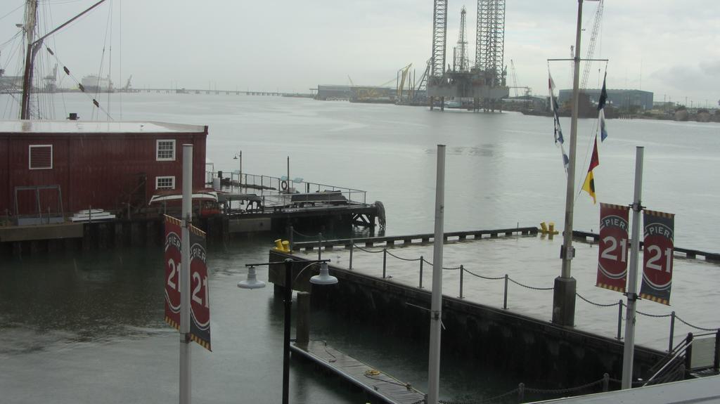 Harbor House And Marina At Pier 21 3*