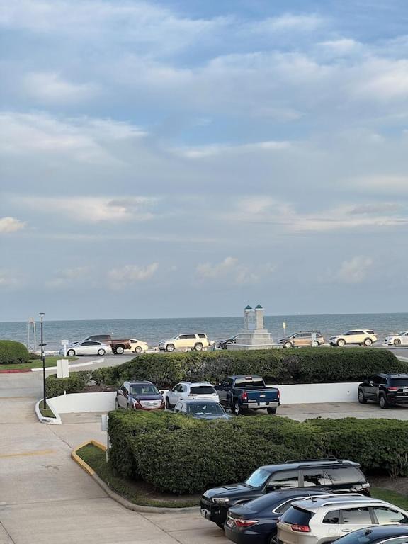 Apartment Sun Splashed Condo! Steps To And 2 Pools Island *