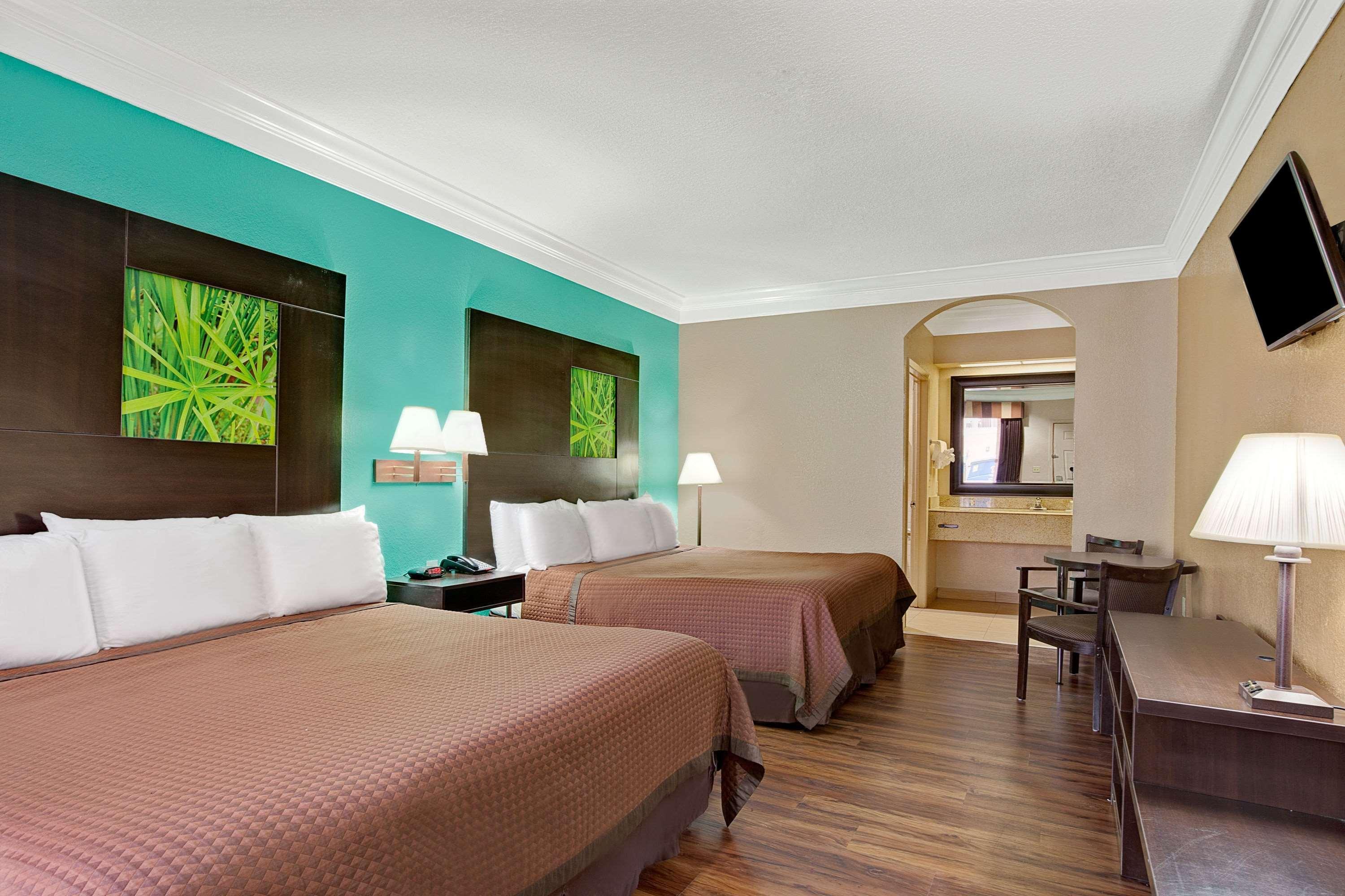Hotel Super 8 By Wyndham 2*