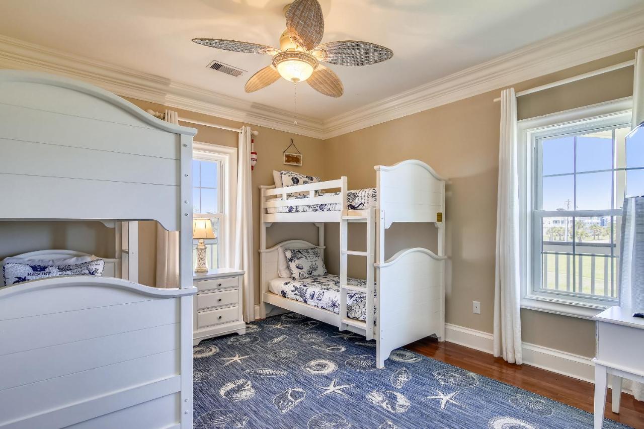 Beachfront Flamingo * Galveston
