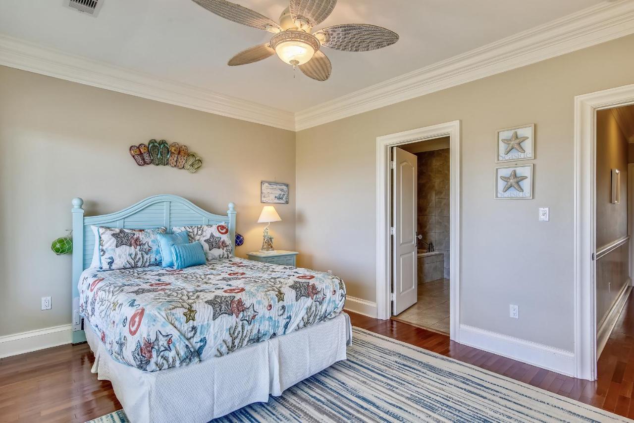 Beachfront Flamingo * Galveston