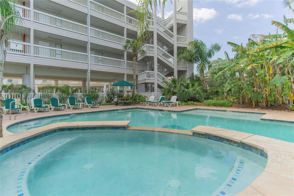 Apartment Sun Splashed Condo! Steps To And 2 Pools Island
