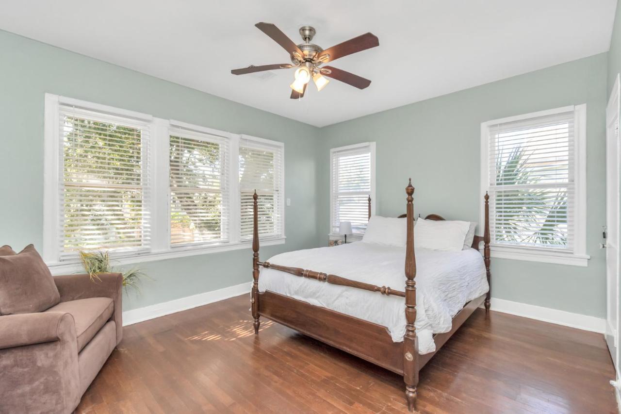 2 Kitchens,2 Living Rooms,4 Bedrooms-close To All! Galveston