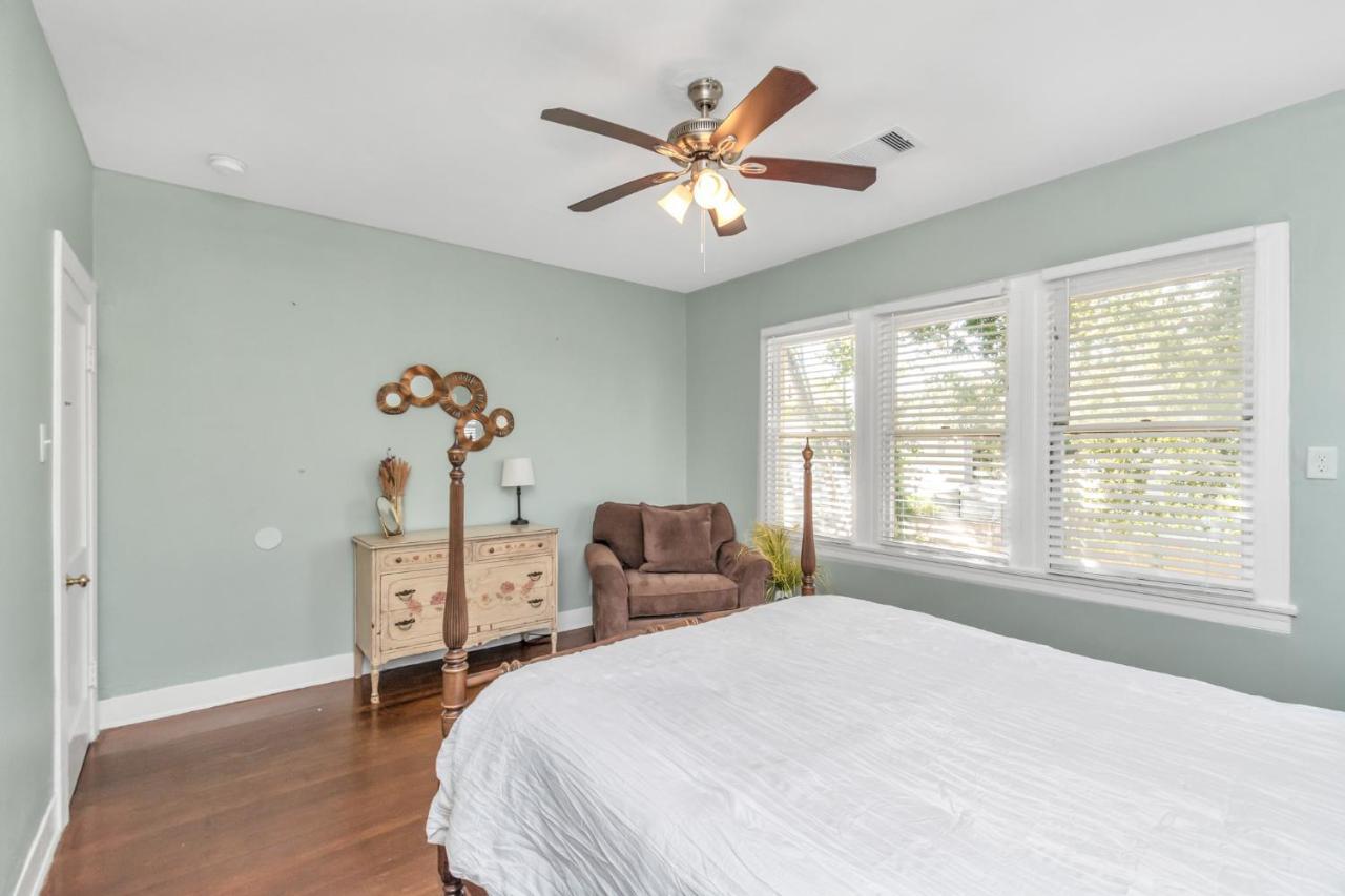 Sleeps 19! 3 Kitchens, Lr's, 4 Bedroom 4.5 Bth - Beauty Holiday home