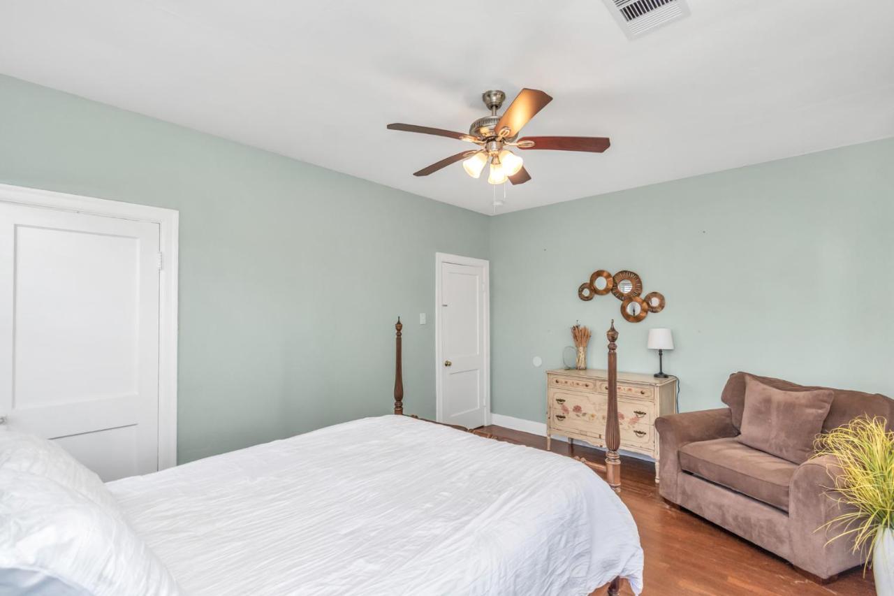 2 Kitchens,2 Living Rooms,4 Bedrooms-close To All! Holiday home Galveston