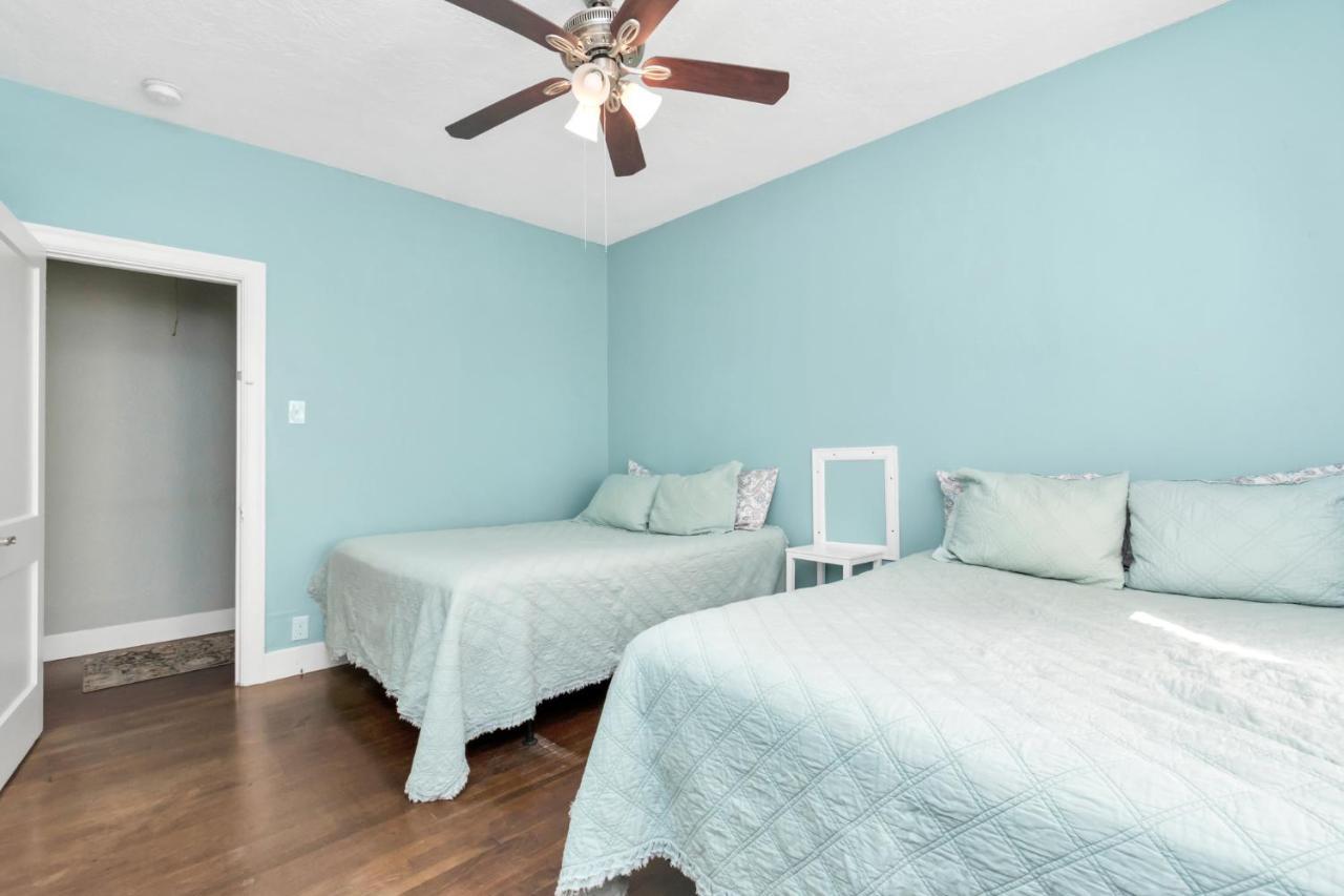 Sleeps 19! 3 Kitchens, Lr's, 4 Bedroom 4.5 Bth - Beauty Holiday home