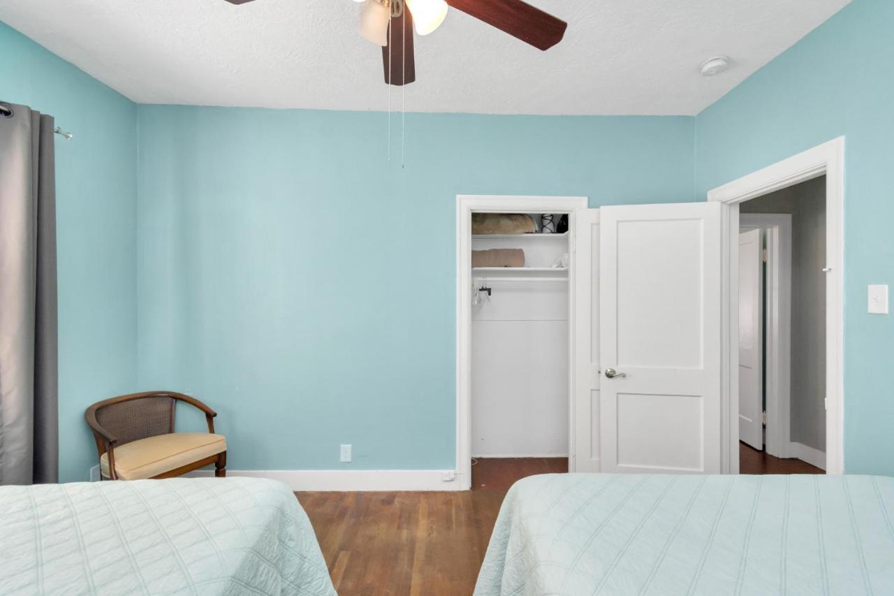 2 Kitchens,2 Living Rooms,4 Bedrooms-close To All! *