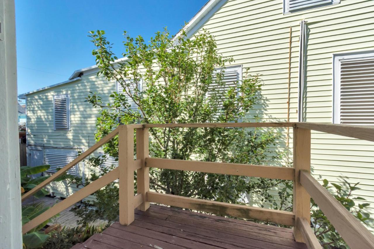 Holiday home 2 Kitchens,2 Living Rooms,4 Bedrooms-close To All!
