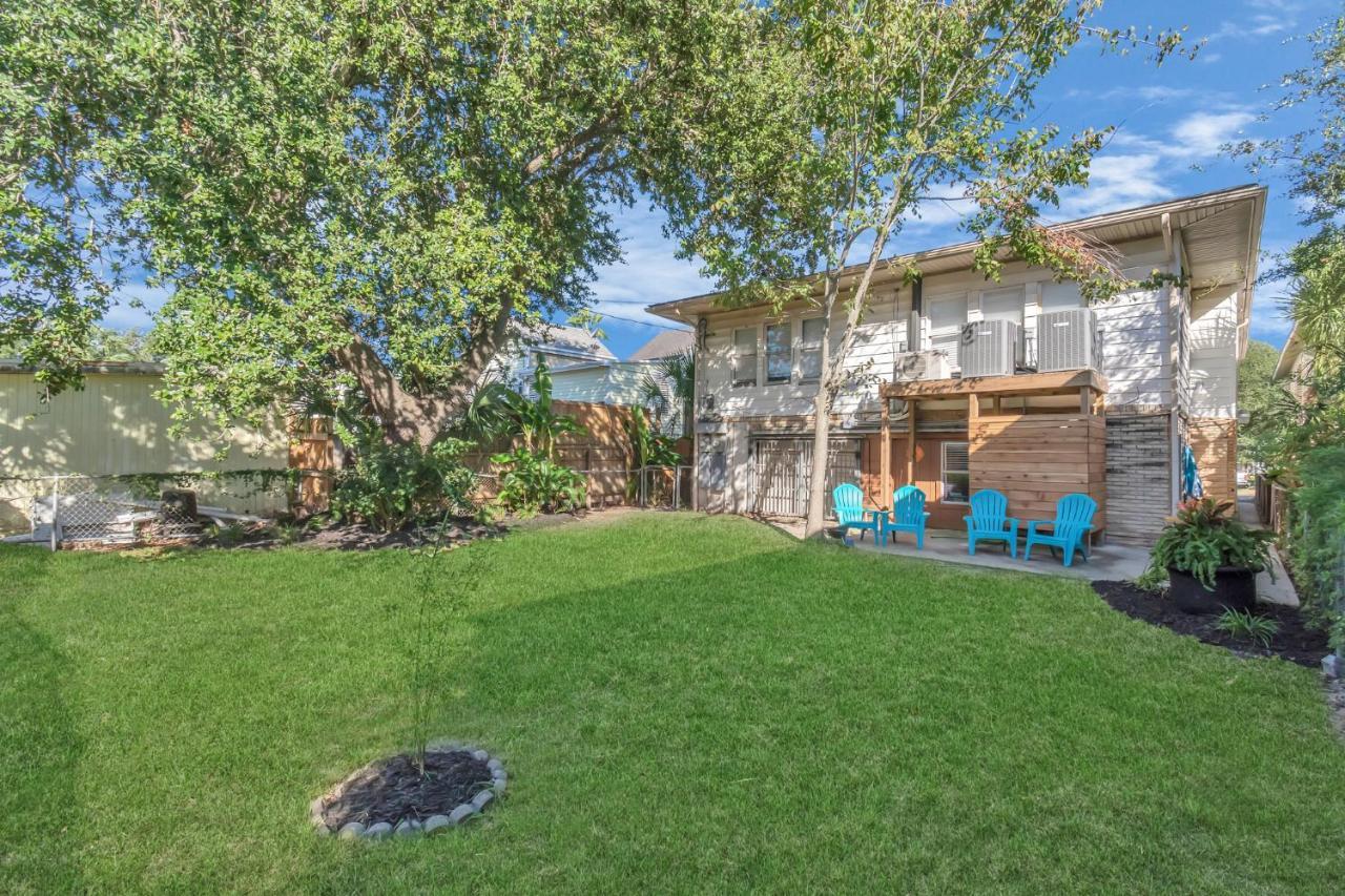 2 Kitchens,2 Living Rooms,4 Bedrooms-close To All! *