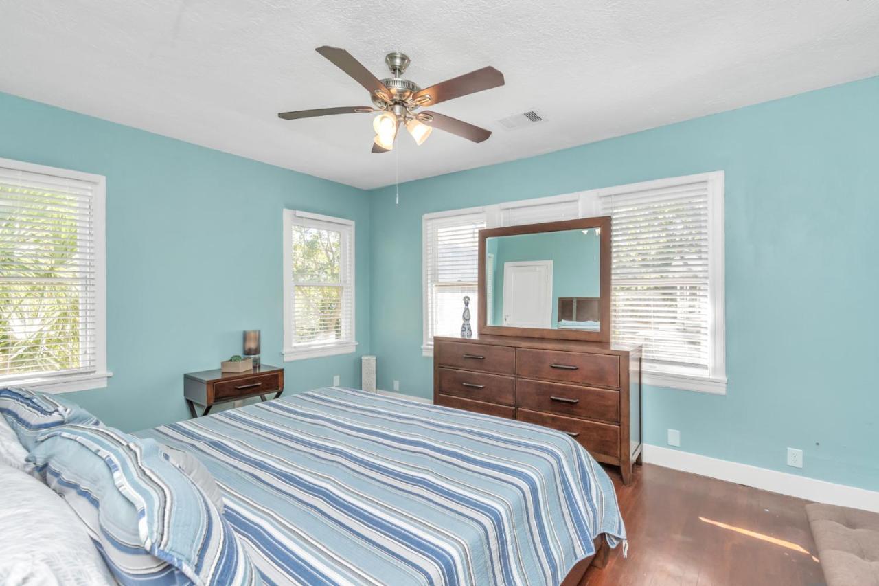 Sleeps 19! 3 Kitchens, Lr's, 4 Bedroom 4.5 Bth - Beauty Holiday home Galveston