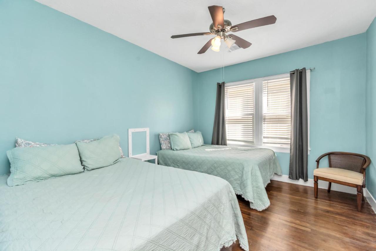 2 Kitchens,2 Living Rooms,4 Bedrooms-close To All! Holiday home Galveston