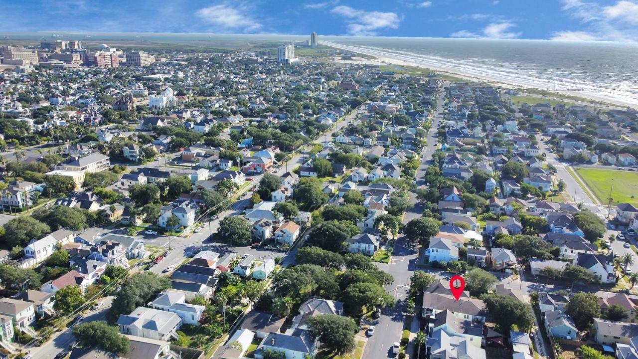 Holiday home 2 Kitchens,2 Living Rooms,4 Bedrooms-close To All! Galveston