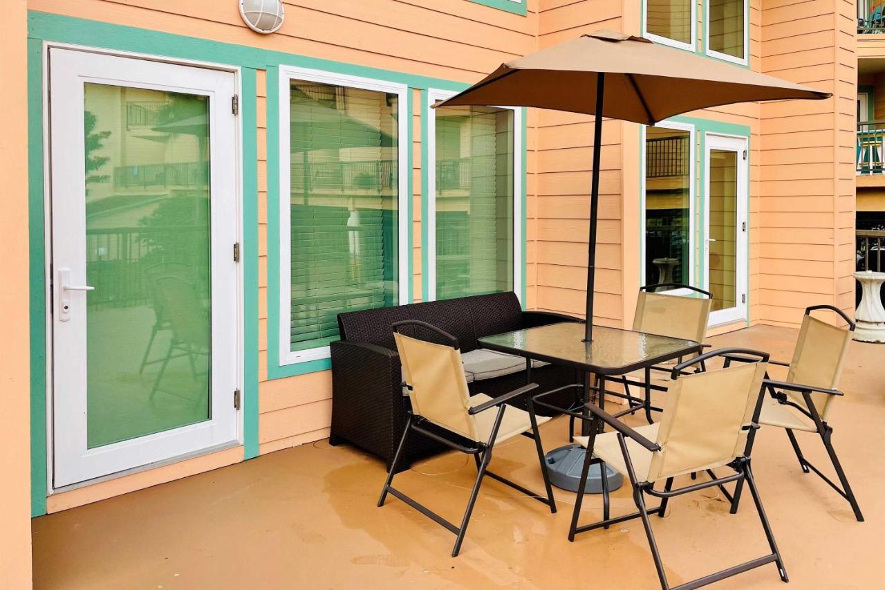 Modern Pool View And Walk To Beach! Apartment *