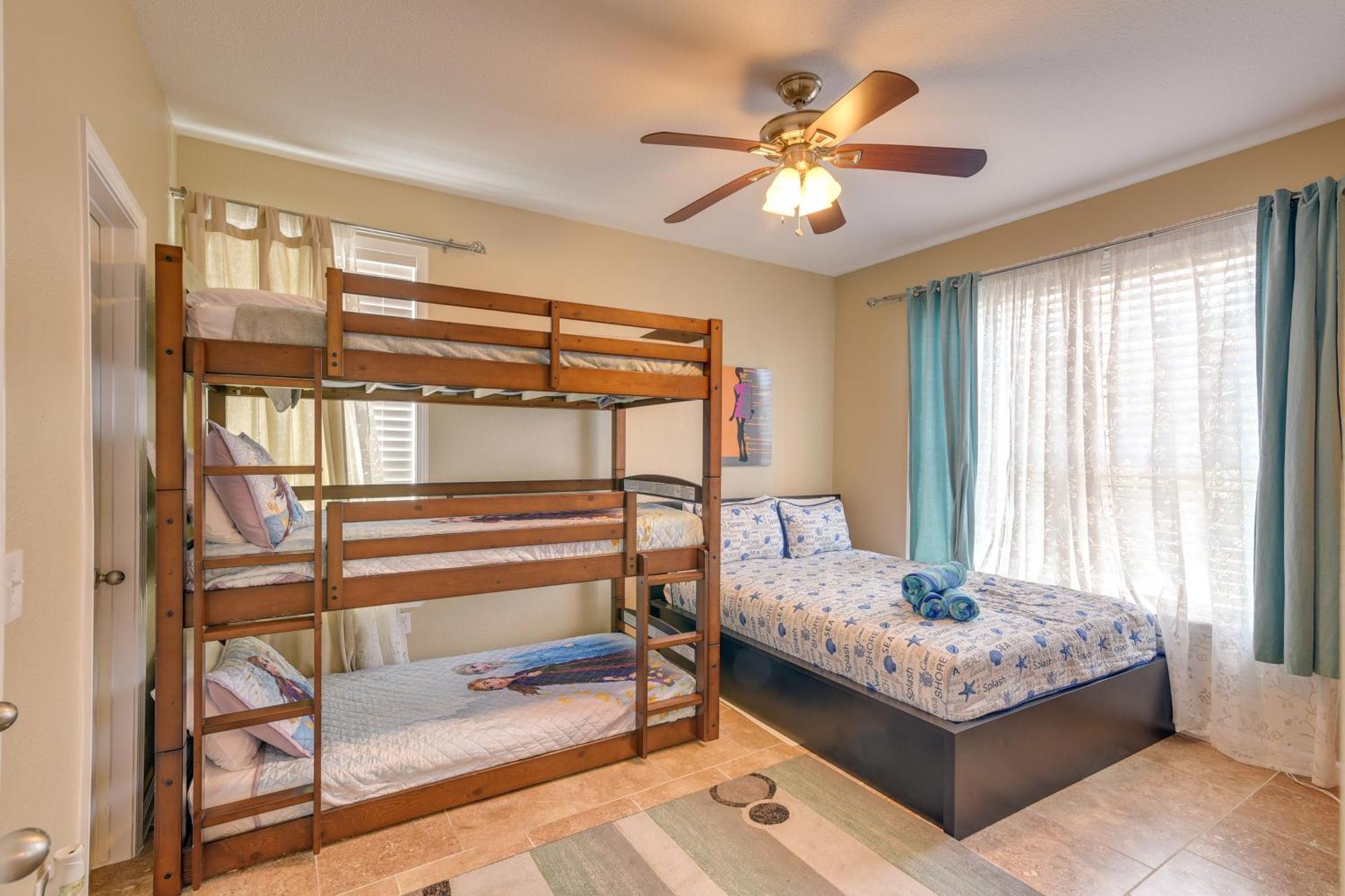 Walkable Close To The Beach! Galveston