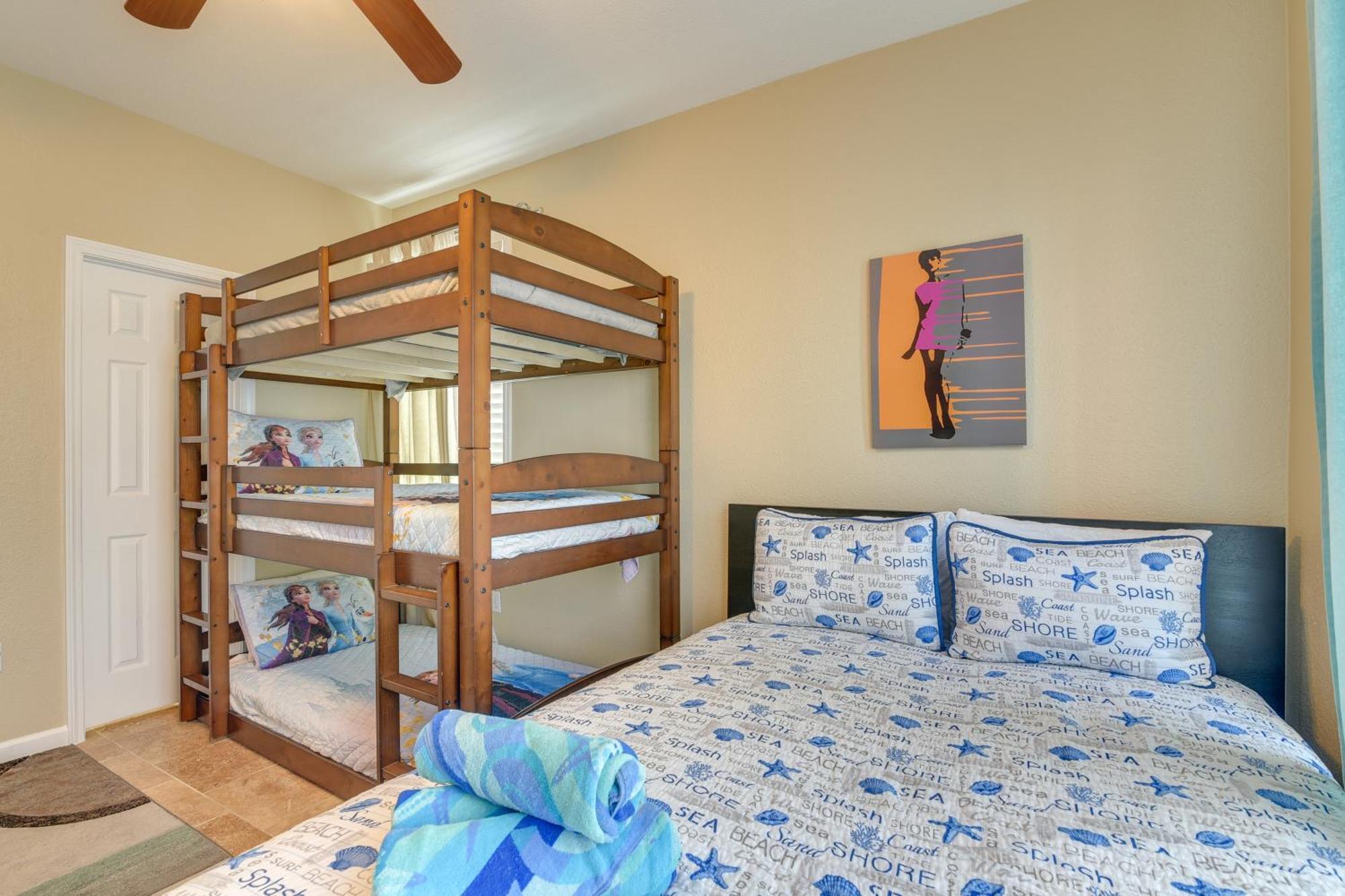 Walkable Close To The Beach! Galveston