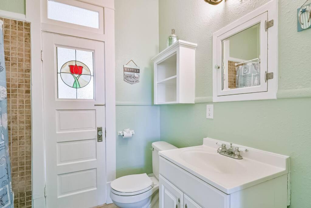 Coastal Blue House With 3 Bedrooms And Just Off The Seawall *