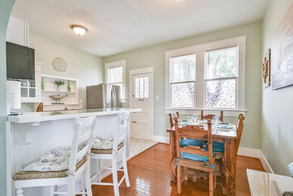 Coastal Blue House With 3 Bedrooms And Just Off The Seawall * Galveston