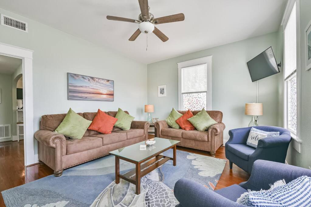 Coastal Blue House With 3 Bedrooms And Just Off The Seawall Galveston