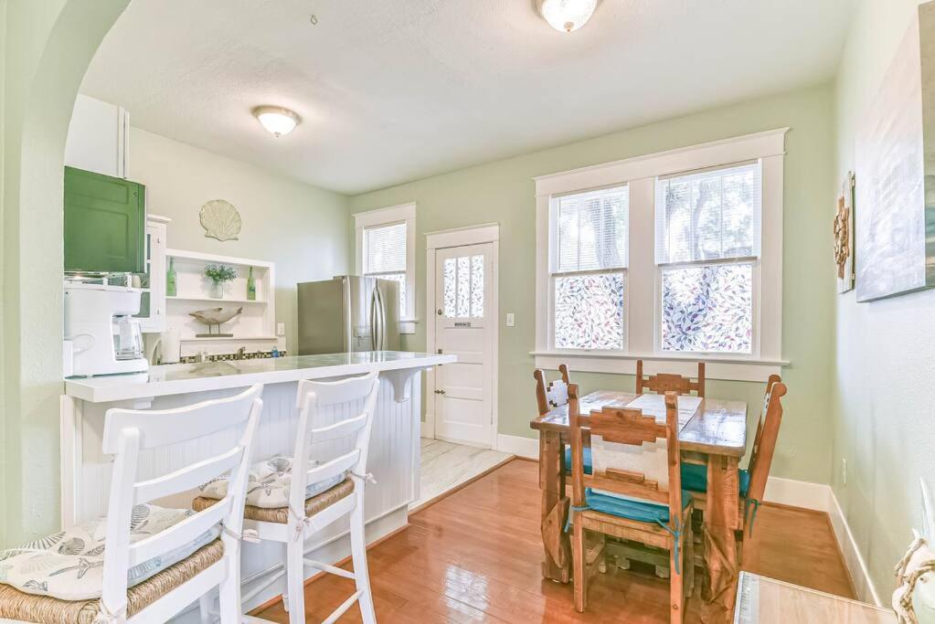 Coastal Blue House With 3 Bedrooms And Just Off The Seawall Holiday home *