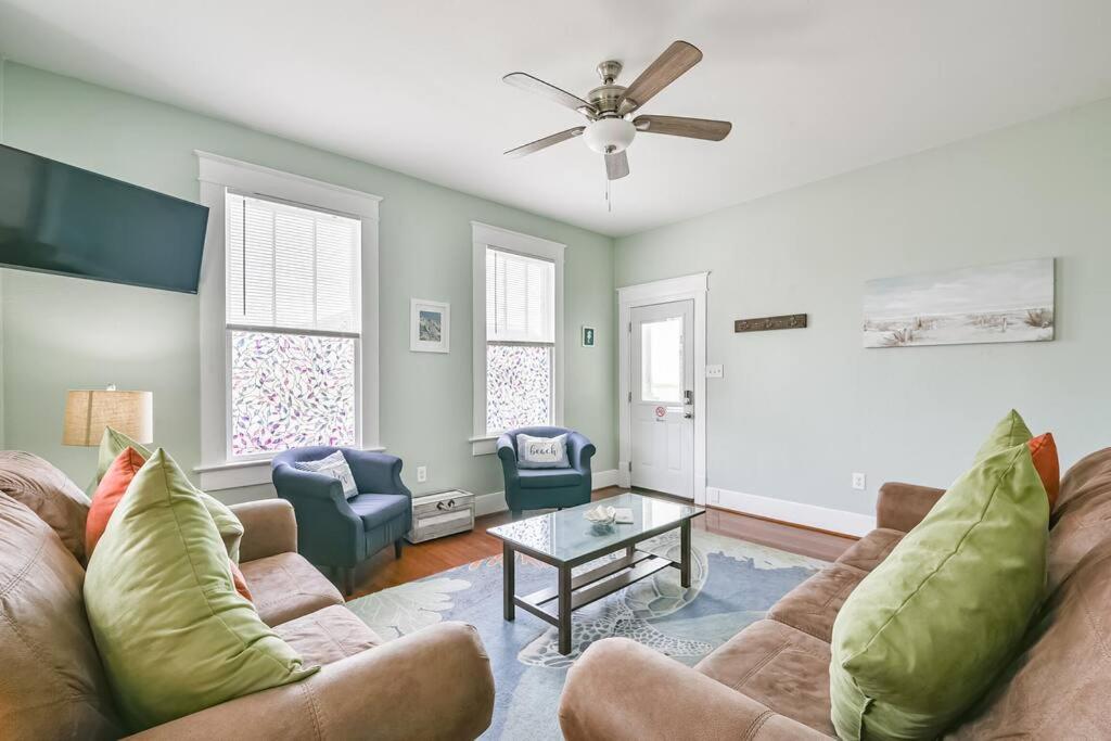 Holiday home Coastal Blue House With 3 Bedrooms And Just Off The Seawall *
