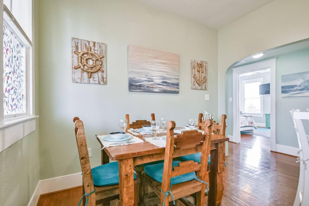 Coastal Blue House With 3 Bedrooms And Just Off The Seawall *