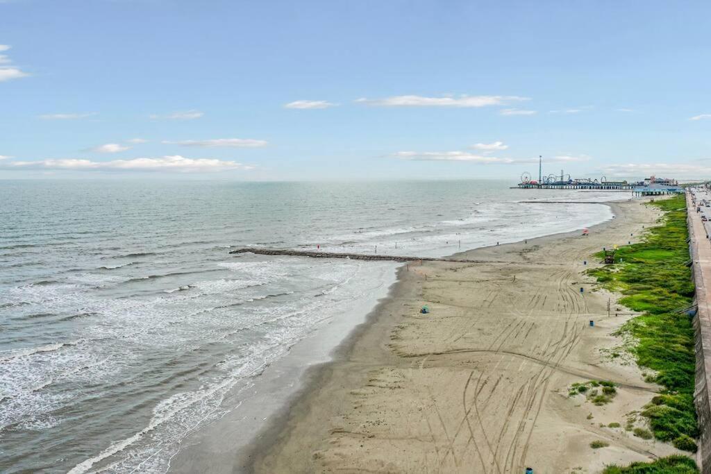 Coastal Blue House With 3 Bedrooms And Just Off The Seawall Galveston