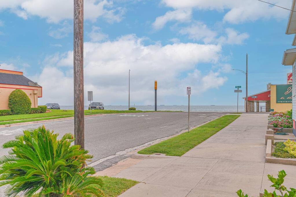 Coastal Blue House With 3 Bedrooms And Just Off The Seawall * Galveston