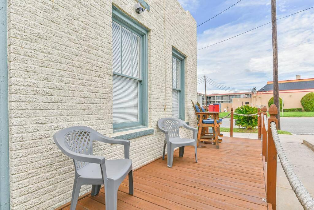 Holiday home Coastal Blue House With 3 Bedrooms And Just Off The Seawall Galveston