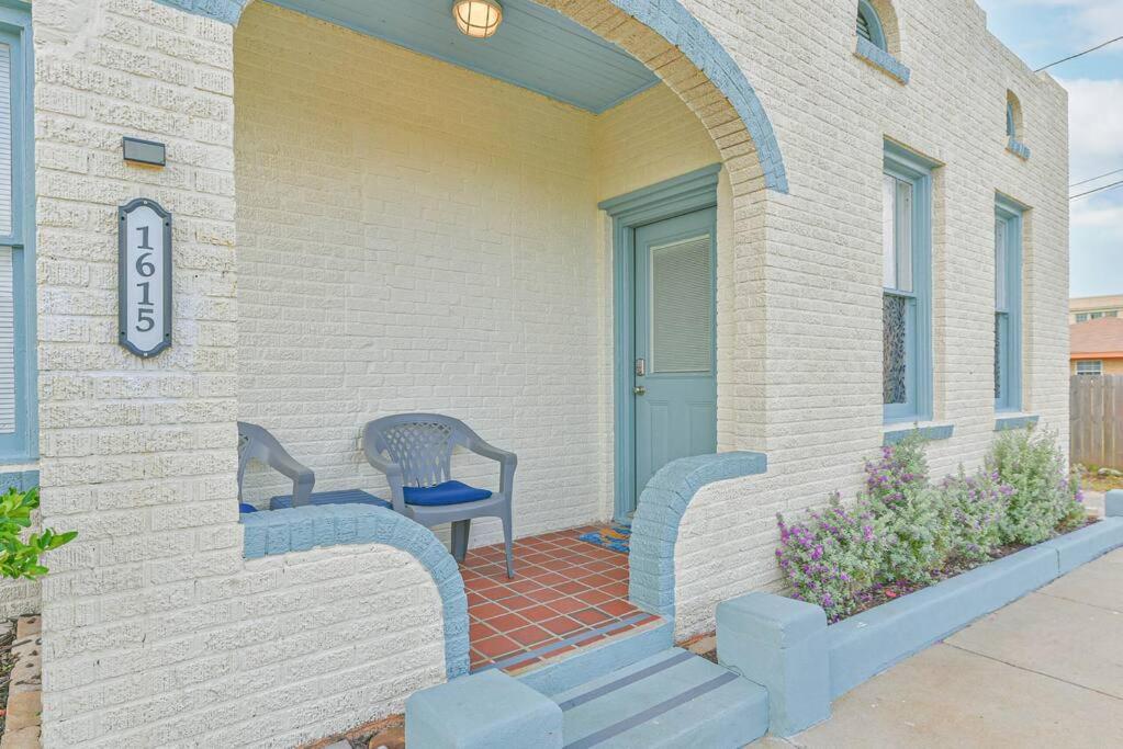 Holiday home Coastal Blue House With 3 Bedrooms And Just Off The Seawall Galveston