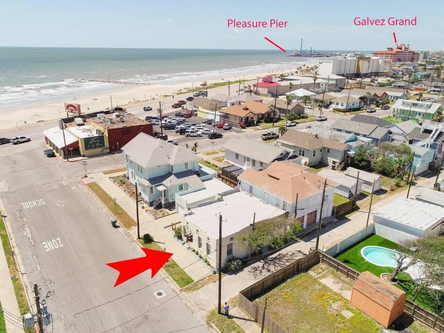 Coastal Blue House With 3 Bedrooms And Just Off The Seawall
