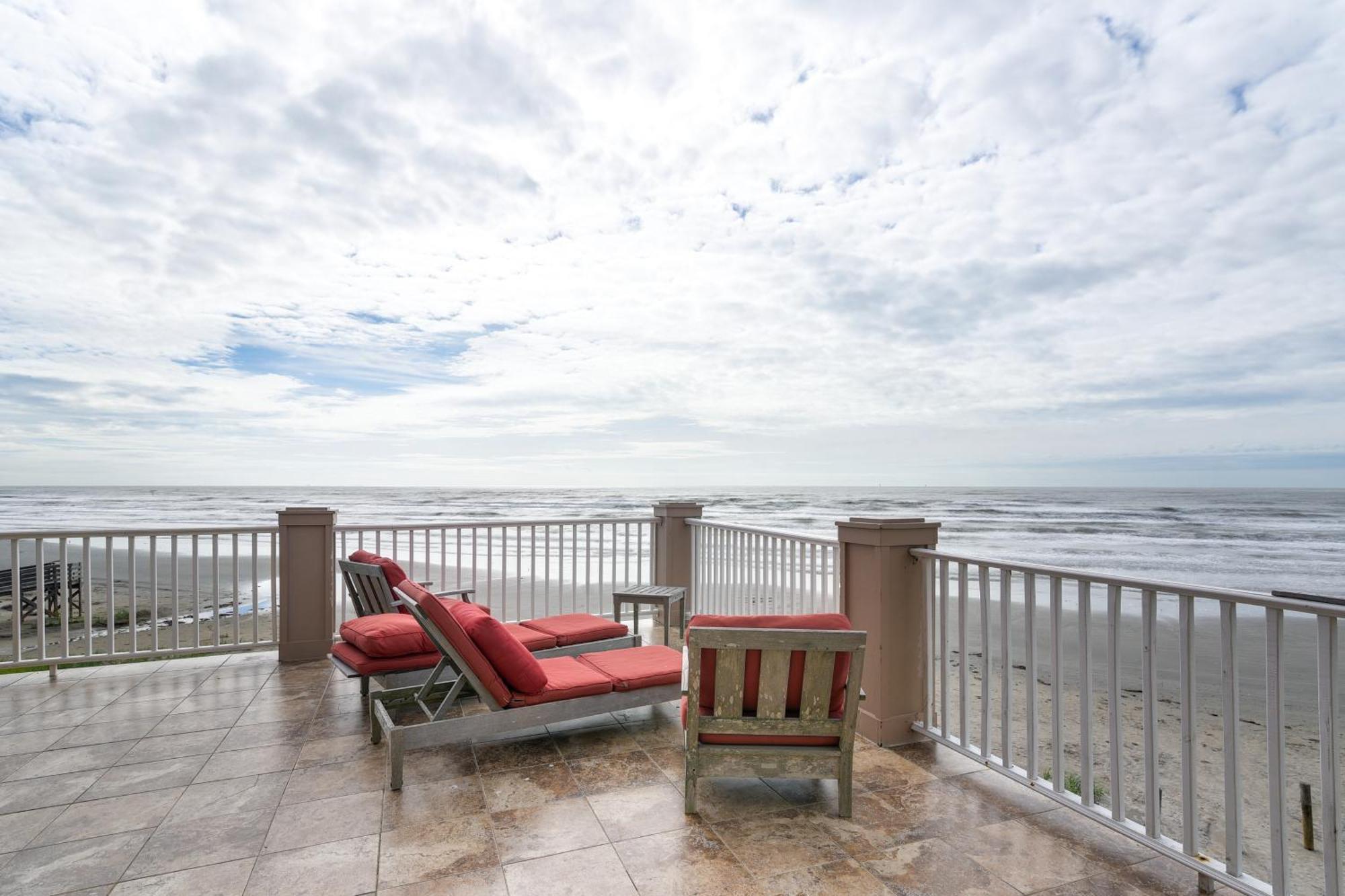 Oceanfront House Steps To Sand! Galveston