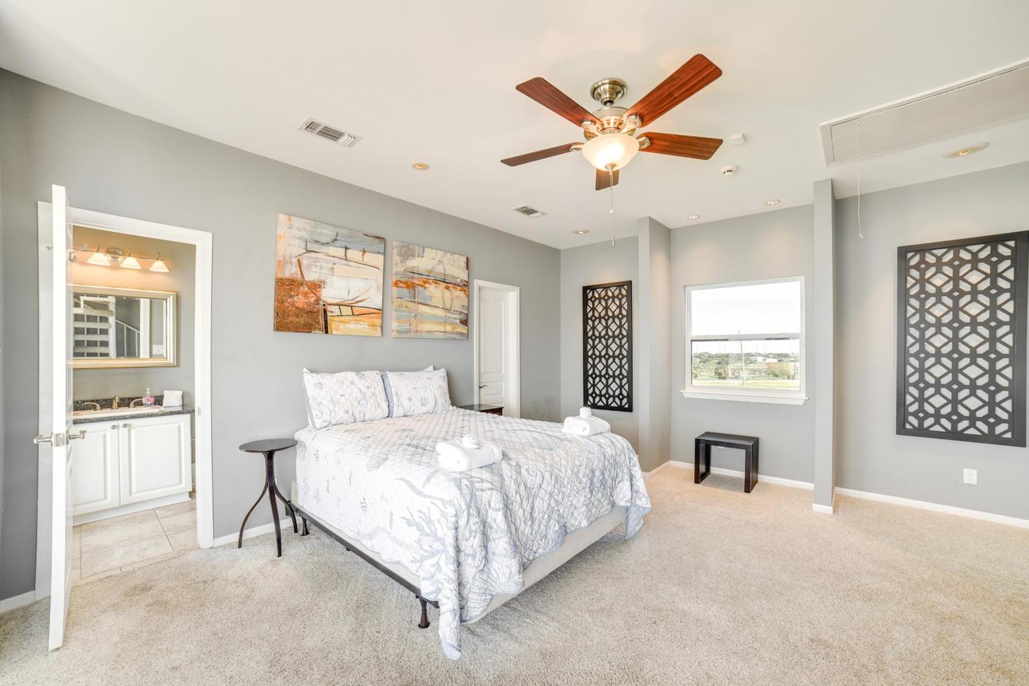 Oceanfront House Steps To Sand! Holiday home Galveston