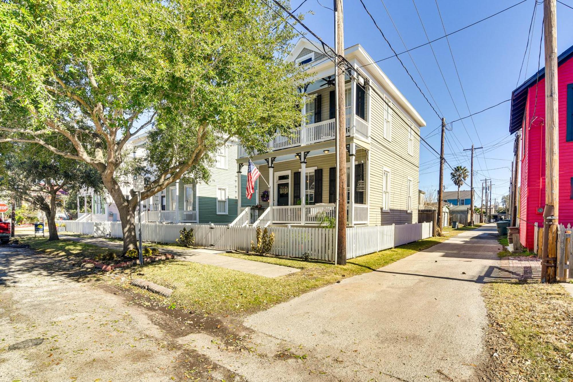 Walk To The Hideaway Haven Retreat Galveston