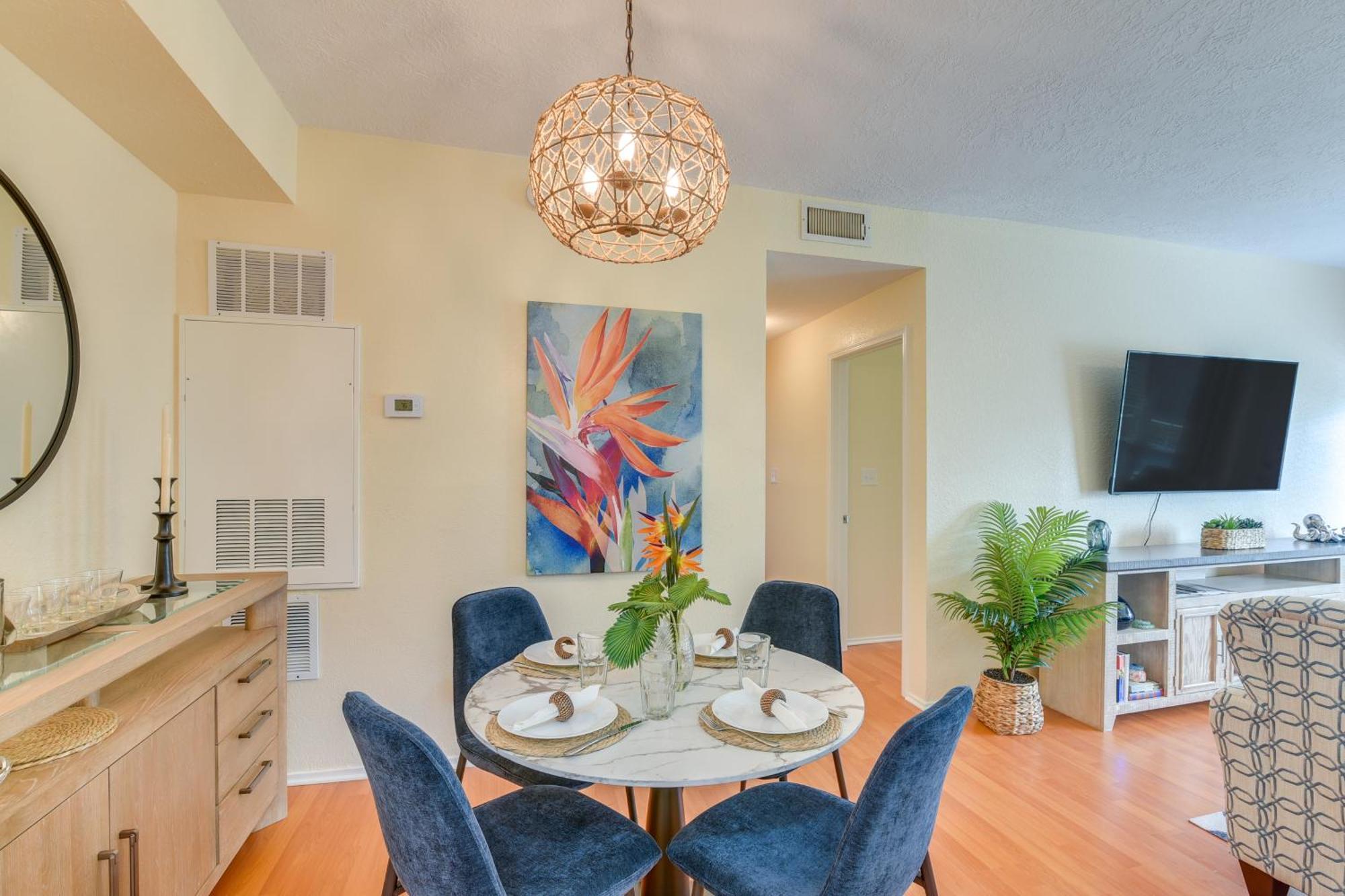 1 Mi To Shore With Pool Access In Galveston