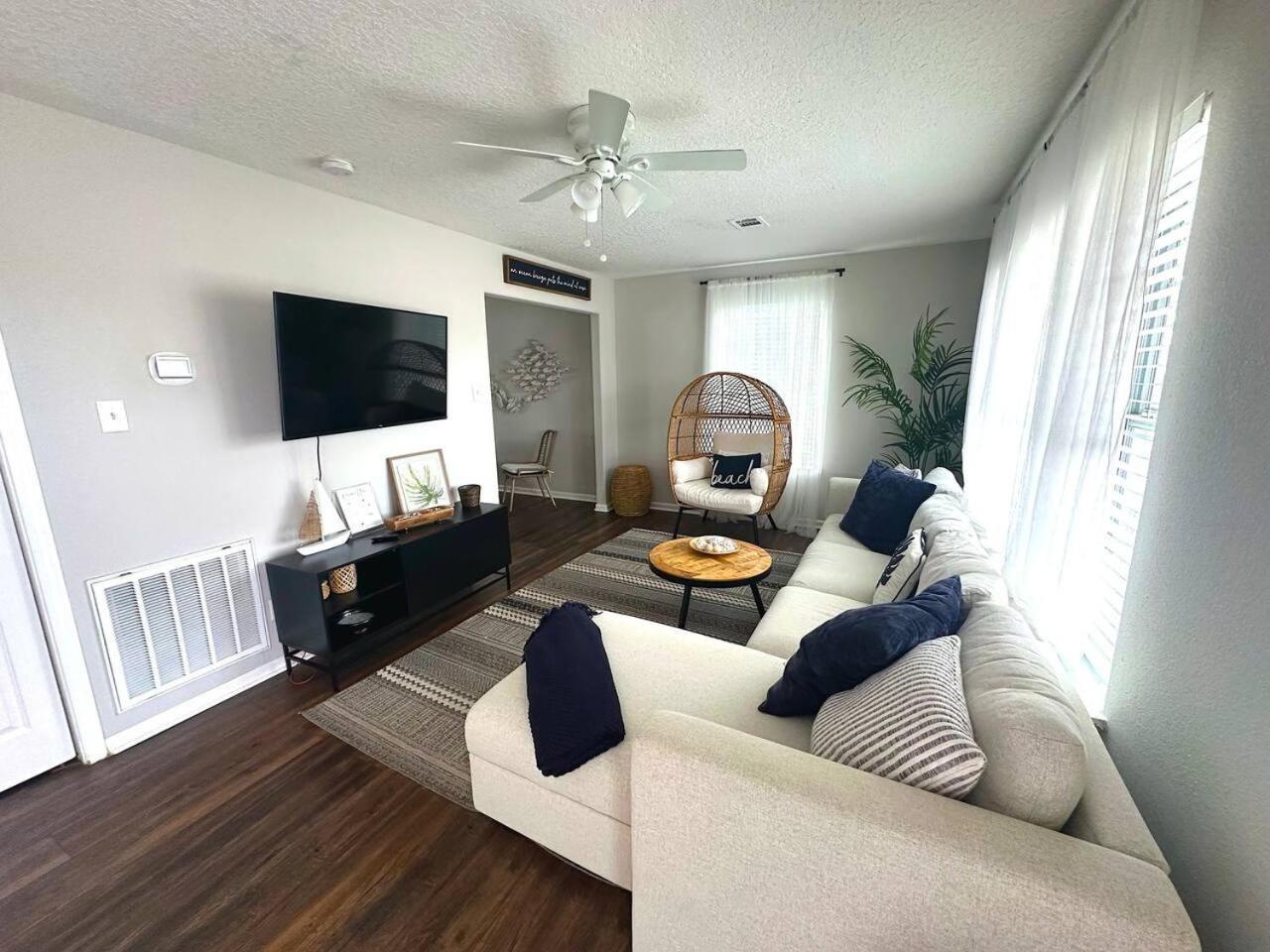 Cozy 2br With King Bed 3 Min To Holiday home Galveston