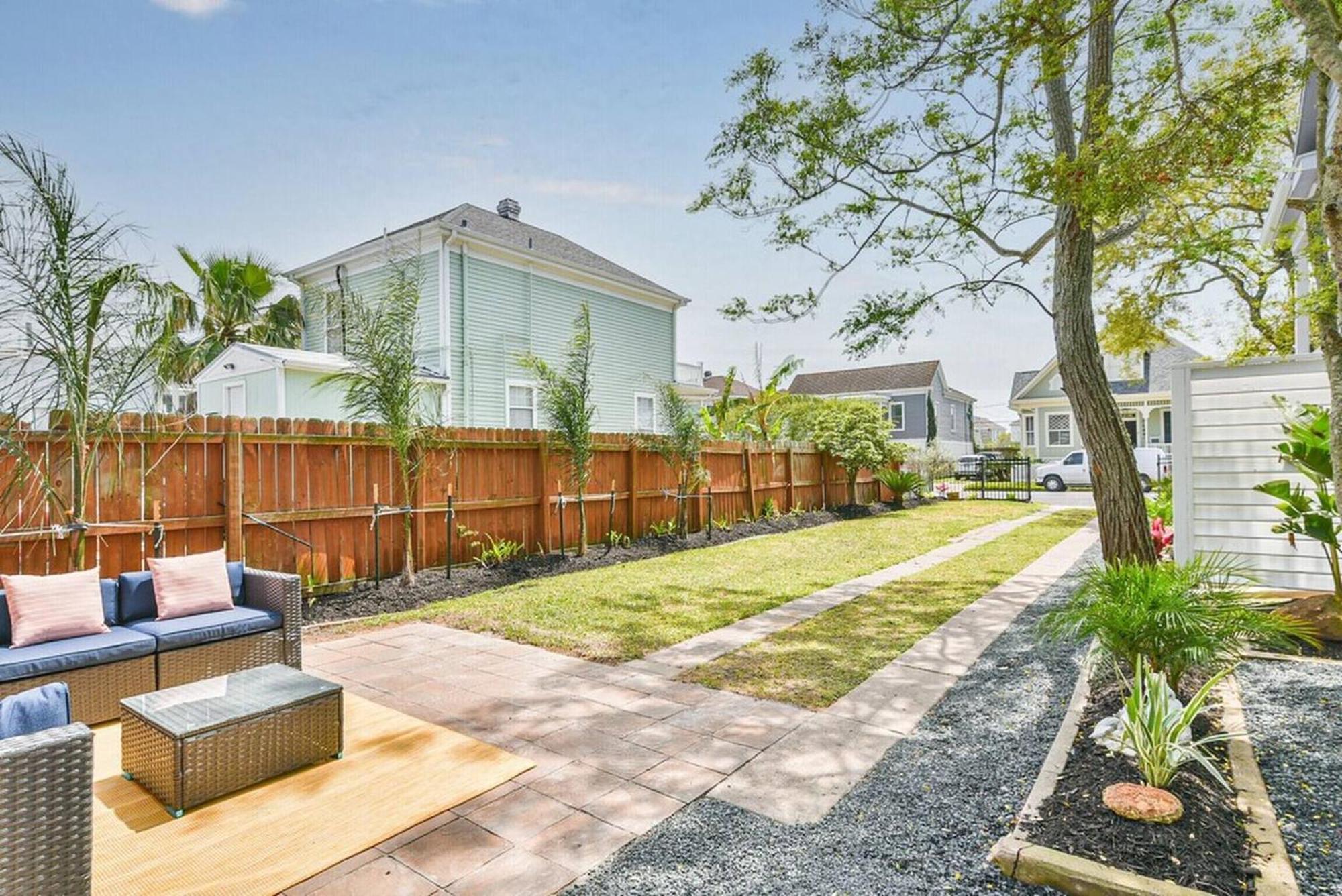 4 Blocks Fr Beach, Location, Pet Friendly!