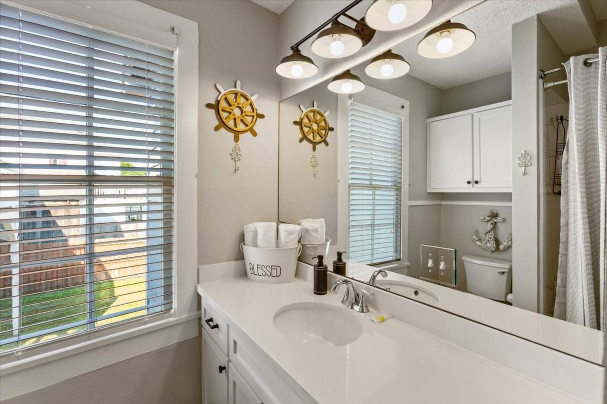 4 Blocks Fr Beach, Location, Pet Friendly! *