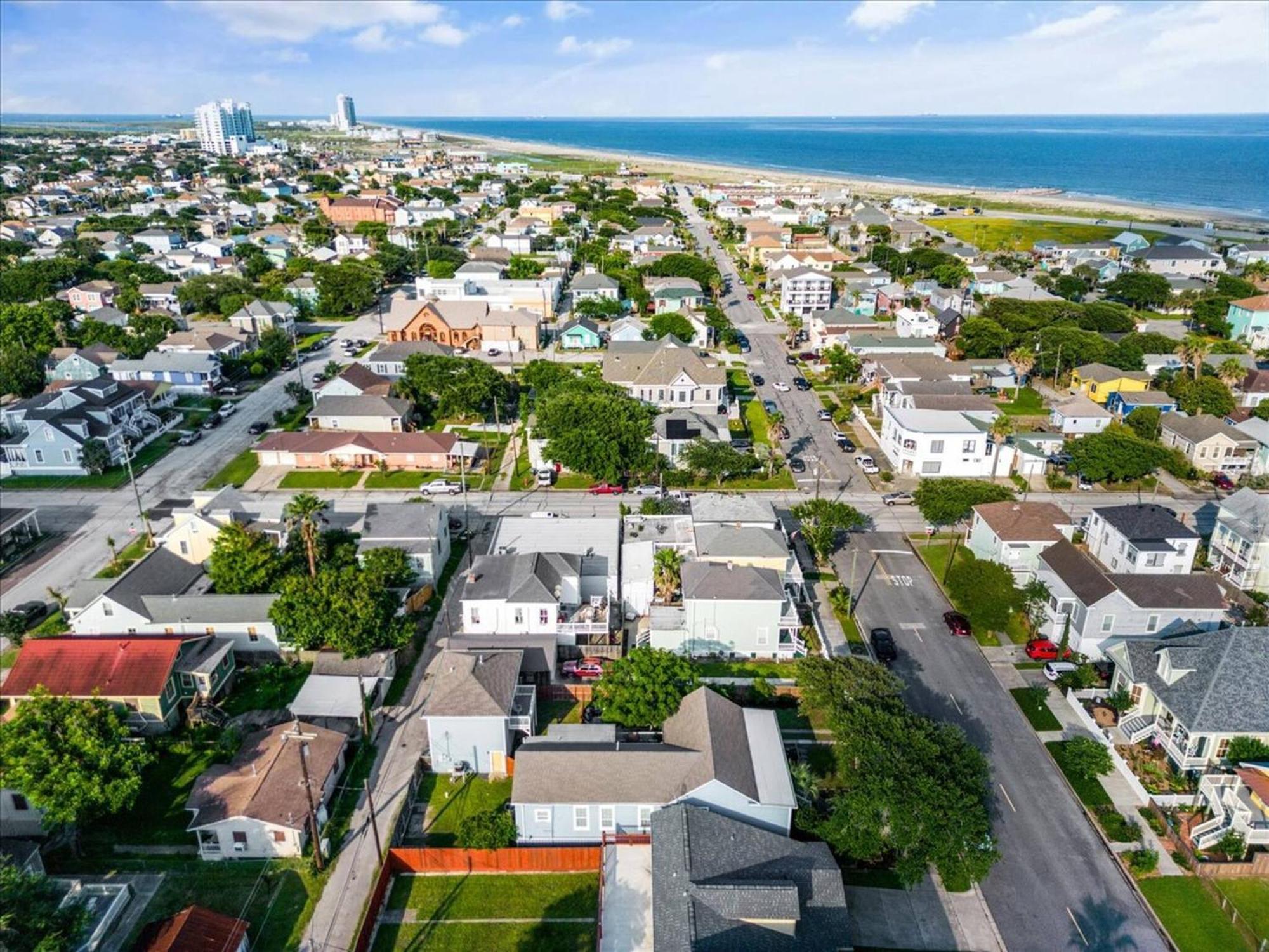 4 Blocks Fr Beach, Location, Pet Friendly!