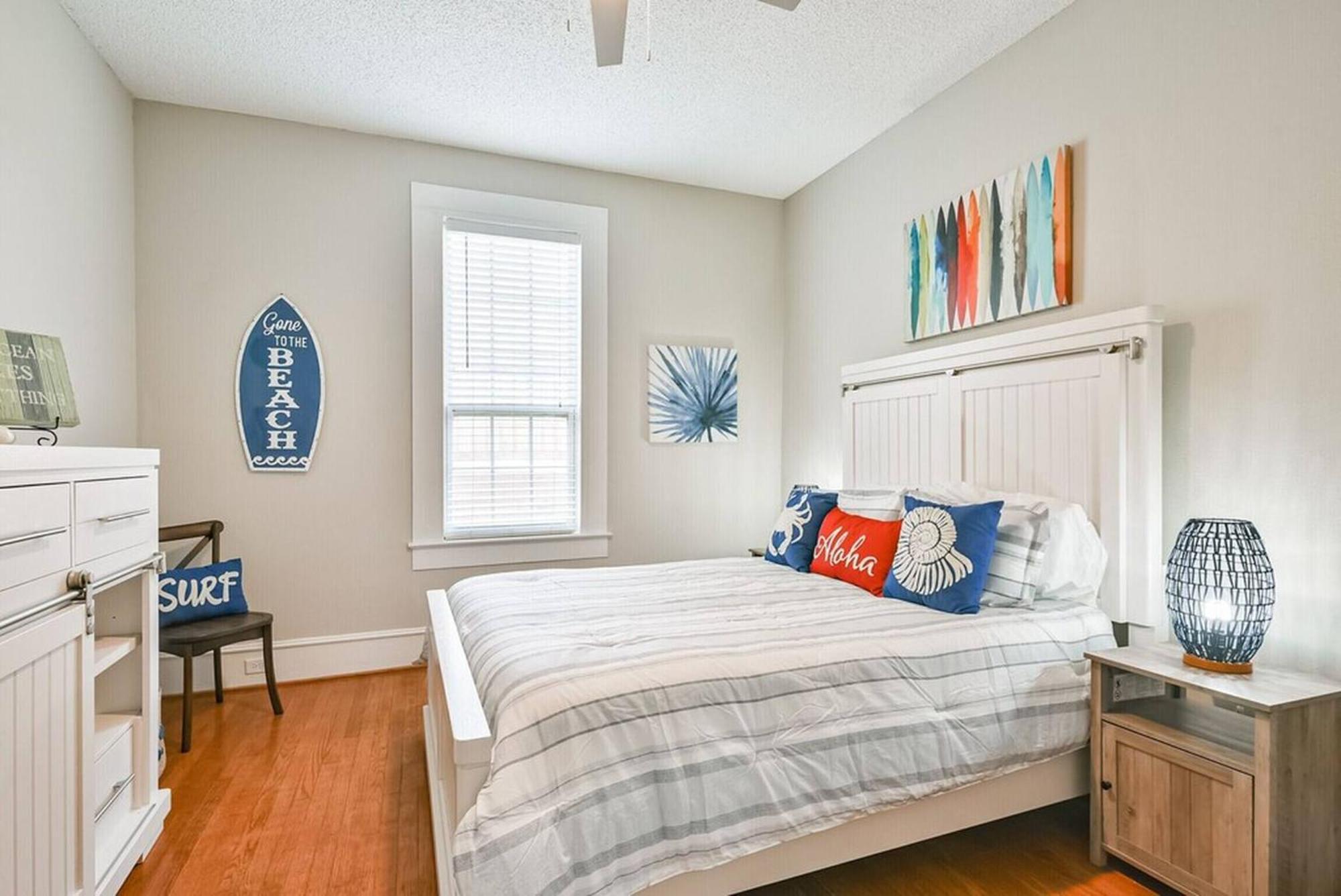 4 Blocks Fr Beach, Location, Pet Friendly! Holiday home