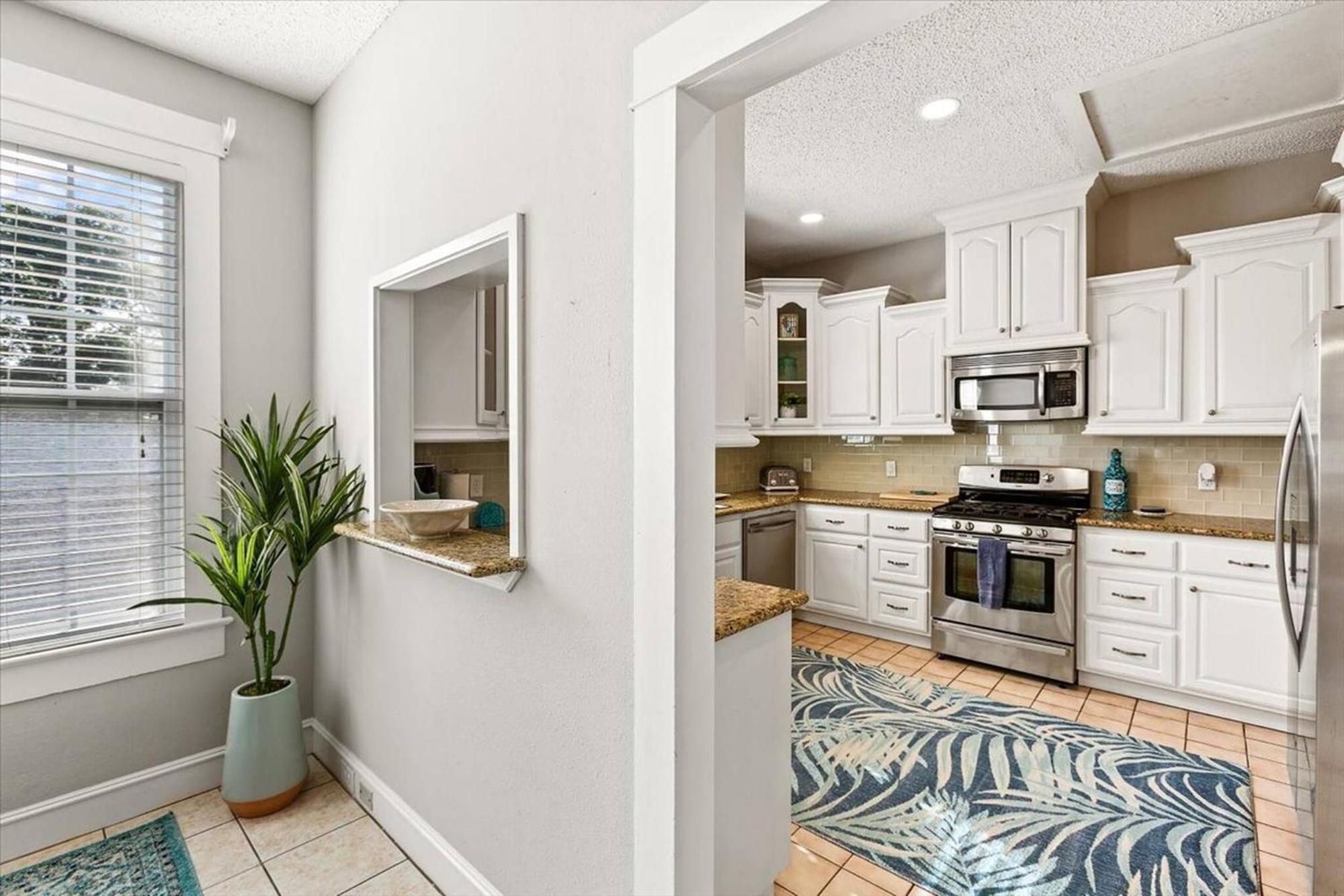 Holiday home 4 Blocks Fr Beach, Location, Pet Friendly!